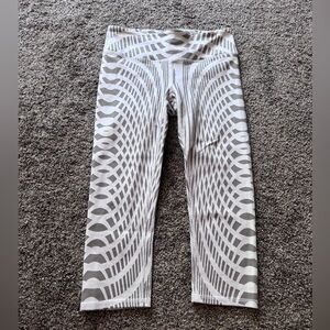 ALO Yoga Gray and White Patterned Cropped Leggings